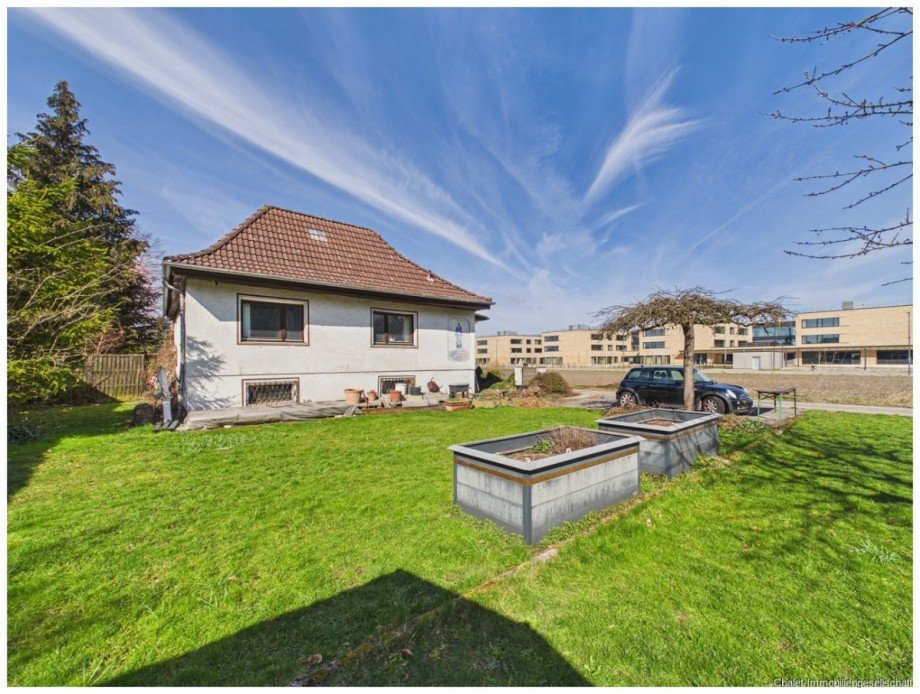 S�d-Ostgarten mit Blick auf den Altbestand Wohngrundst�ck Karlsfeld