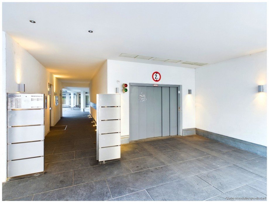 Eingangsbereich mit Autoaufzug B�rofl�che M�nchen