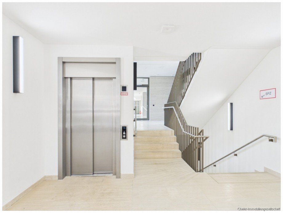 Treppenhaus mit Aufzug B�rohaus M�nchen