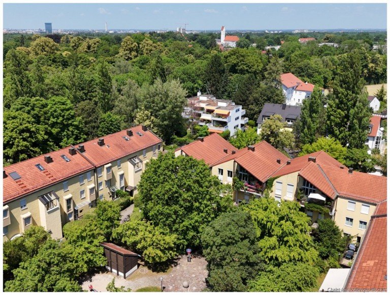Blick auf das Haus und den Innenhof M�nchen Erdgeschosswohnung RESERVIERT - GARTENMAISONETTE, 4-Zimmer-Wohnung mit S�dterrasse, Hobbyraum und Gartenanteil