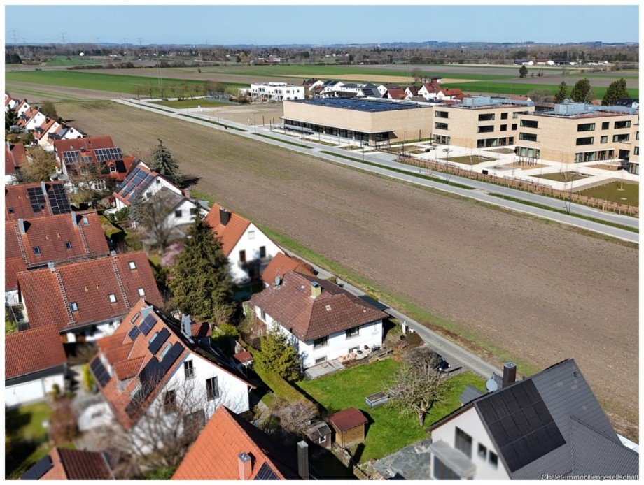 Blick �ber das Grundst�ck zum Gymnasium Wohngrundst�ck Karlsfeld