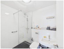 Badezimmer mit Dusche CHARMANTE 3-ZIMMER-WOHNUNG
IM SCH�NEN M�NCHEN-DENNING