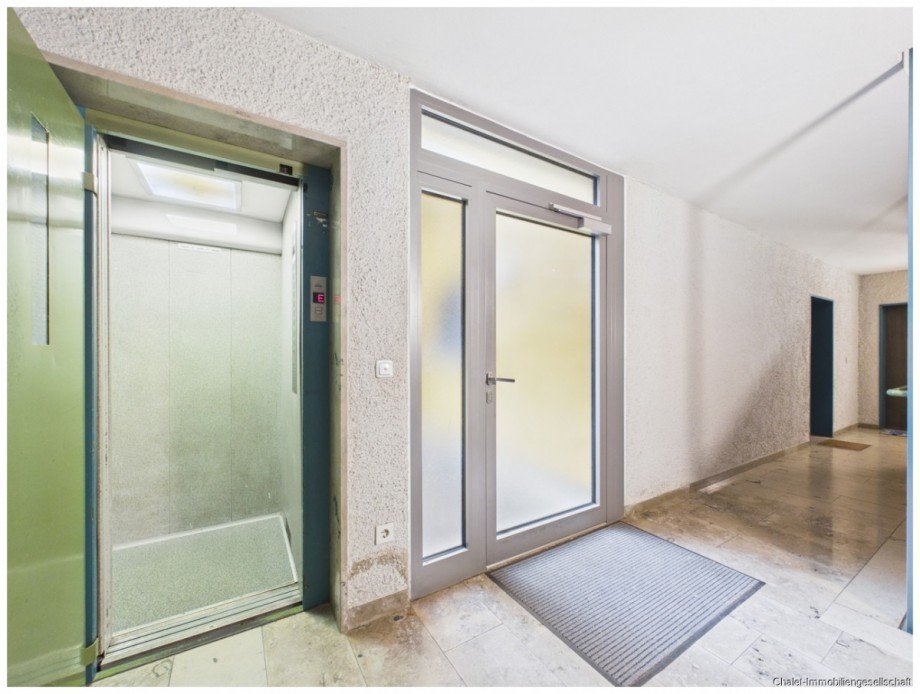 Hauseingang mit Aufzug Dachgeschosswohnung Dachau